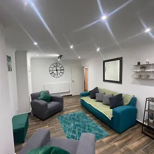  Holiday home Good Priced 6 Bedroom Family In Quiet Residential Area With Free Parking,no Parties Allowed- Windsor United Kingdom